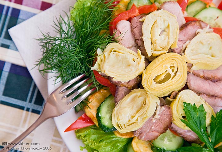 Meat salad with an artichoke