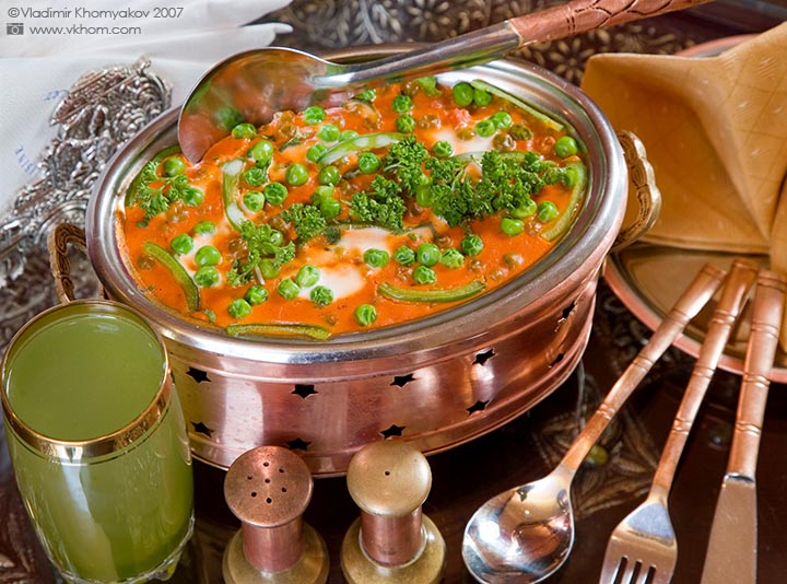 Матар Макани (пряный гороховый крем-суп с орехами и овощами)